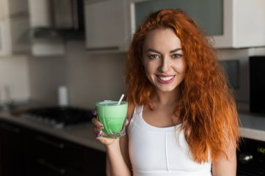 Sevimli kadın ile güler yüzlü poz