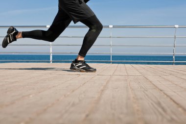  erkekte sahilinde çalışan spor giyim 