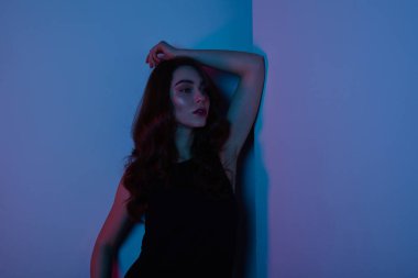 Seksi esmer neon ışıkları poz