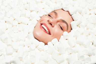 kadın ile beyaz marshmallow kaplı