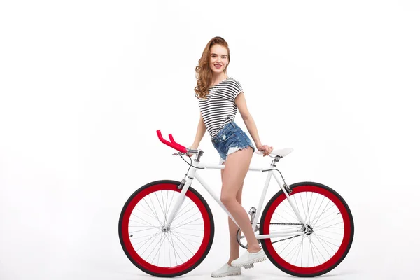 Joven modelo posando en bicicleta — Foto de Stock