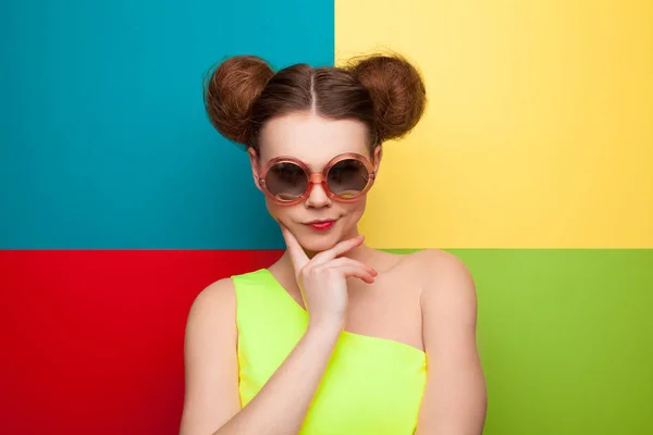 Mujer en traje de verano y gafas de sol — Foto de Stock