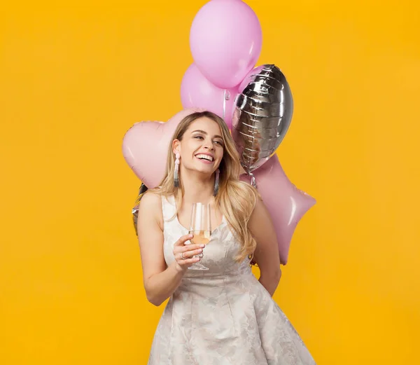Mujer encantadora sosteniendo globos detrás —  Fotos de Stock
