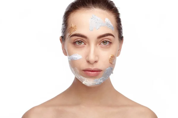 Vrouw met toegepaste maskers en crèmes op gezicht — Stockfoto