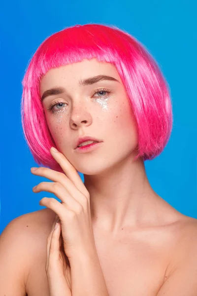 Pretty woman with pink hairstyle — Stock Photo, Image