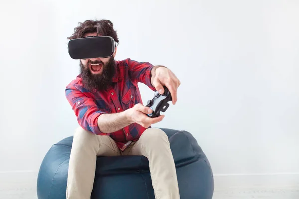 Vidám ember a gamepad, és a Vr sisak — Stock Fotó