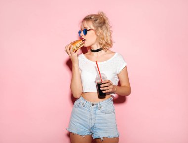 Güzel model Burger ısırma