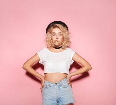 Şık model üfleme sakız kabarcıklar