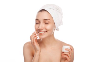 Gülümseyen kadın krem uygulamak