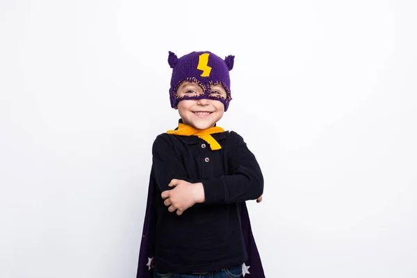 Bambino adorabile in cappello da supereroe lavorato a maglia — Foto Stock
