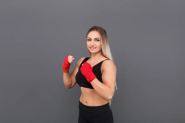 Frau in roten Boxhandschuhen — Stockfoto