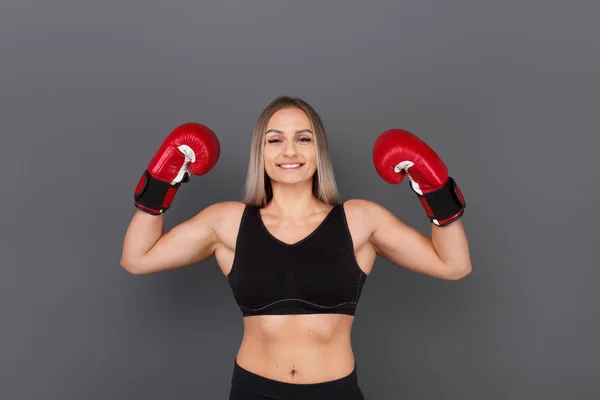 Starke Boxerin zeigt Muskeln — Stockfoto