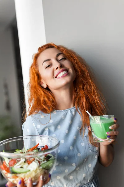 Mujer sonriente con comida saludable — Foto de Stock