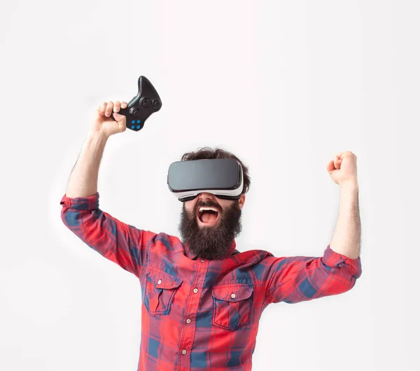Homem com fone de ouvido VR e gamepad — Fotografia de Stock