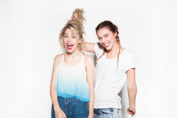 Mujer sosteniendo el pelo de su amigo — Foto de Stock