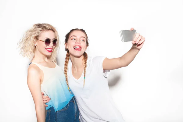Chicas alegres tomando selfie — Foto de Stock