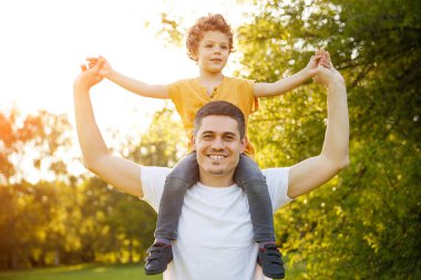 Adam ve çocuk tutuşup poz