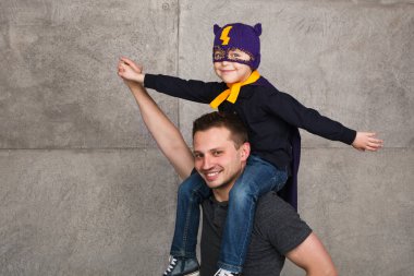 Baba ve oğul gri arka plan üzerinde poz