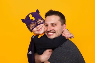 Baba ve oğul kucaklayan