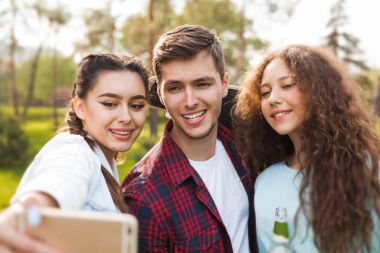 Arkadaşlar selfie Park'ta alarak