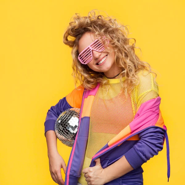Chica en copas de obturador sosteniendo bola disco — Foto de Stock