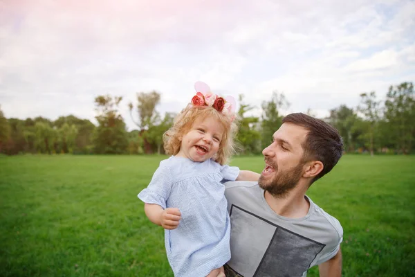 Padre con hija divirtiéndose en el parque —  Fotos de Stock