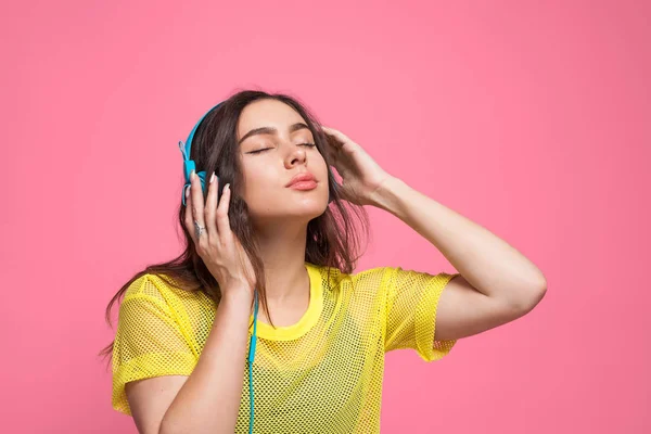 Menina ouvir música em fones de ouvido azuis — Fotografia de Stock