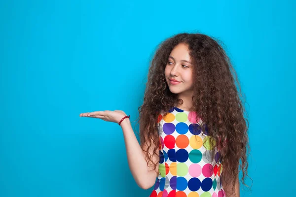 Menina vestindo camisa colorida posando — Fotografia de Stock