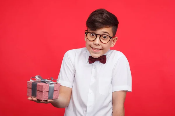 Усміхнений хлопчик позує з подарунковою коробкою — стокове фото