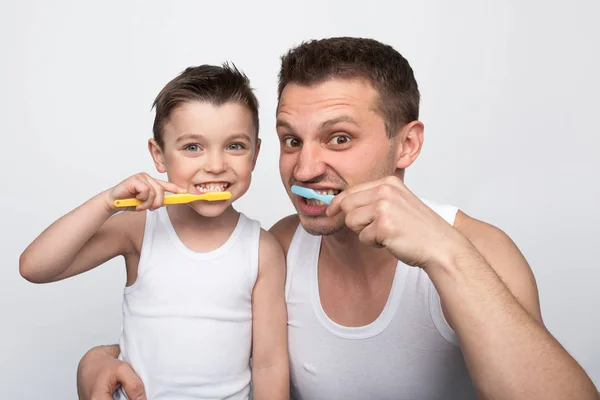 Mannen och pojken tandborstning — Stockfoto