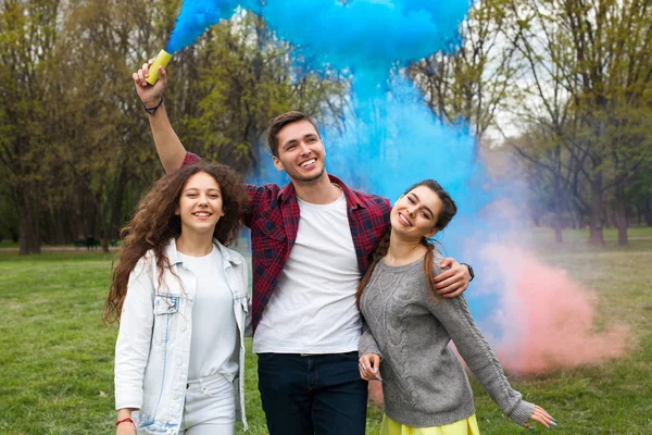 Adoráveis adolescentes posando com fumaça colorida — Fotografia de Stock