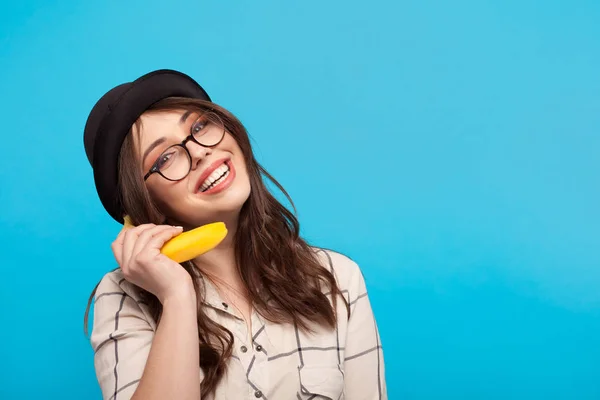 Muz telefonu olarak kullanan neşeli kadın — Stok fotoğraf