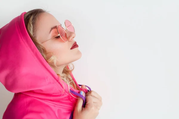 Hipster chica en rosa sudadera con capucha posando — Foto de Stock