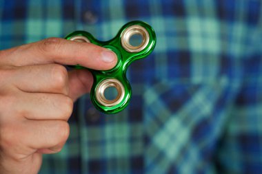 bir Tri kıpır el Spinner tutan adam el