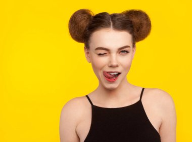 Çekici kız yalama göz kırpıyor giyen üst dudakları