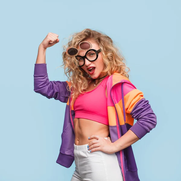 Chica en gafas con chaqueta posando —  Fotos de Stock