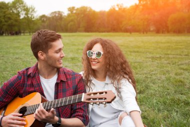 çimlerde oturan iki arkadaş