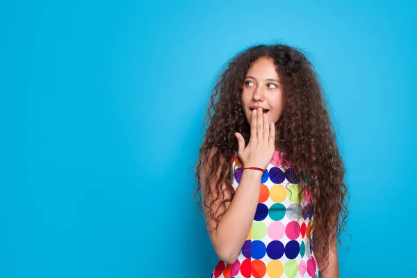 Morena encaracolado menina — Fotografia de Stock