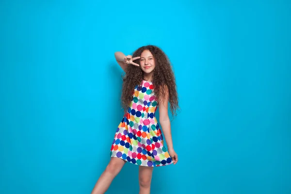 Kudrnatá dívka ve světlých šatech — Stock fotografie