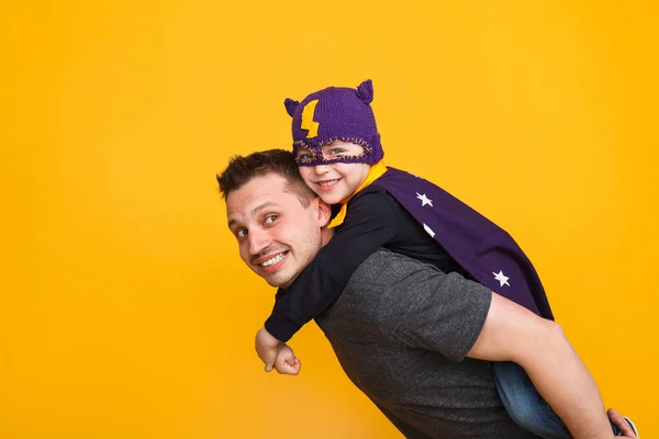 Vater trägt Sohn auf dem Rücken — Stockfoto