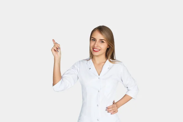 Mulher de vestido médico sorrindo — Fotografia de Stock