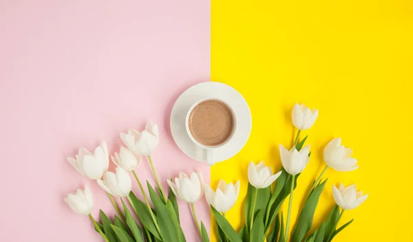 Café y tulipanes blancos frescos — Foto de Stock