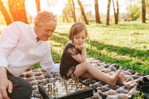 Dziadek z małą dziewczynką w parku — Zdjęcie stockowe
