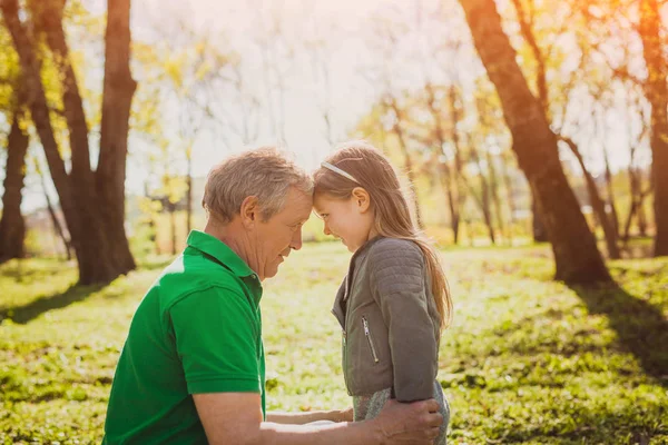 Petite fille avec grand-père mature — Photo