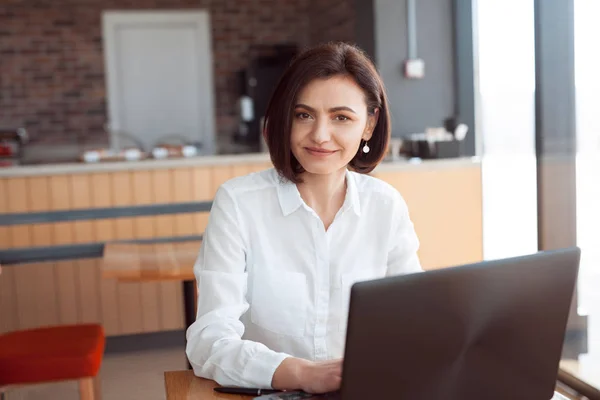 Vrouw werkt met laptop — Stockfoto