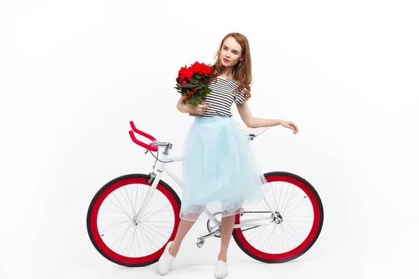 Menina com flores e bicicleta — Fotografia de Stock