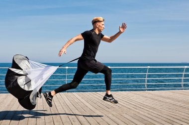 Paraşüt ile koşan adam yan görünüm