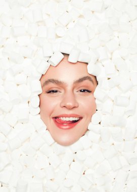 Cilveli model beyaz marshmallow poz