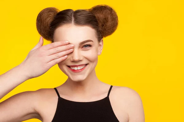 Dospívající dívka pokrývající oko s rukou — Stock fotografie
