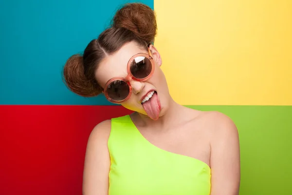 선글라스 혀를 보여주는 여자 — 스톡 사진
